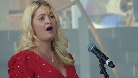 Mari singing at the Commonwealth coming home event for Team Wales [Photo from BBC]