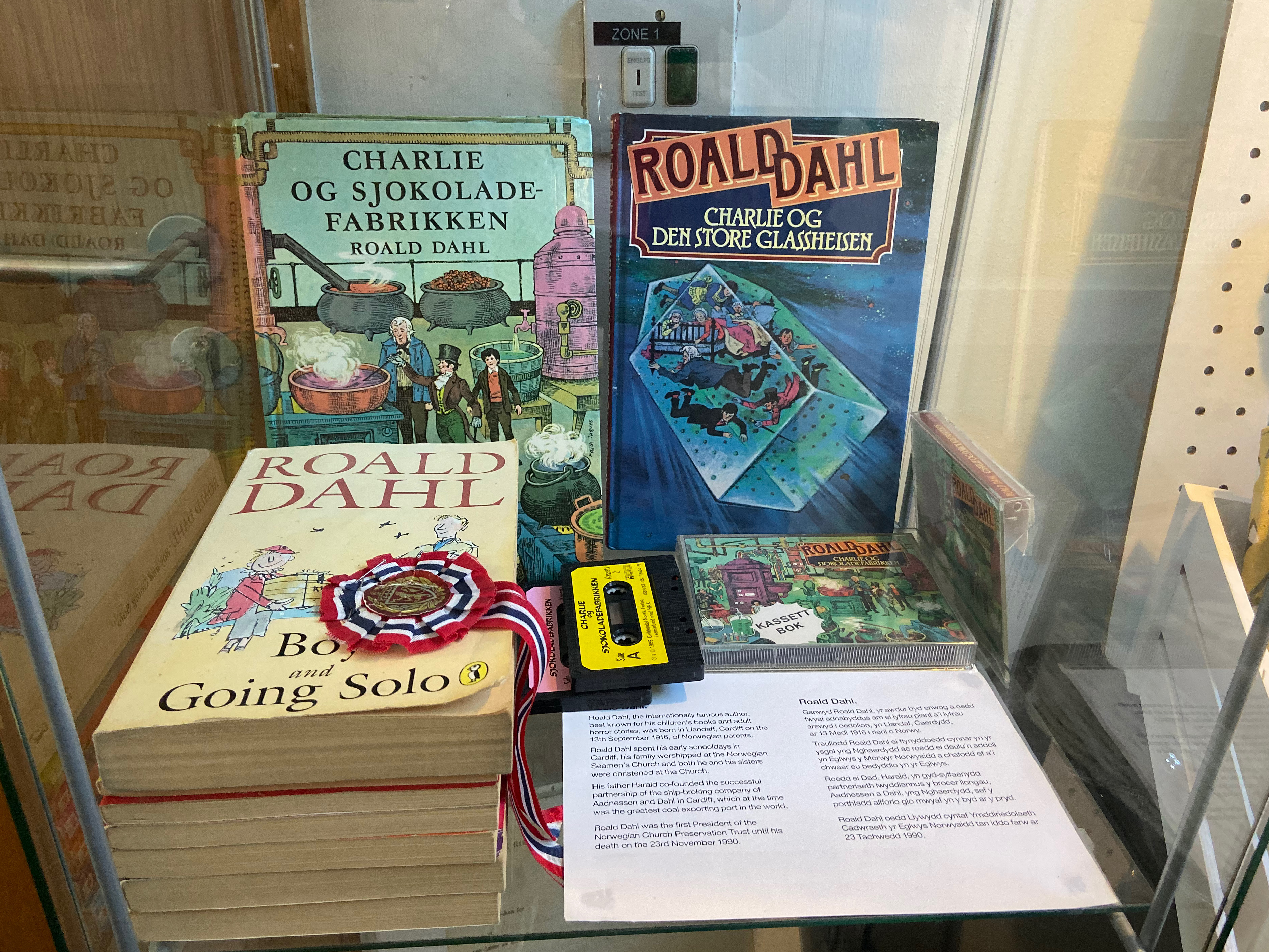 A collection of Roald Dahl's work in both English and Norwegian is displayed in a glass cabinet 