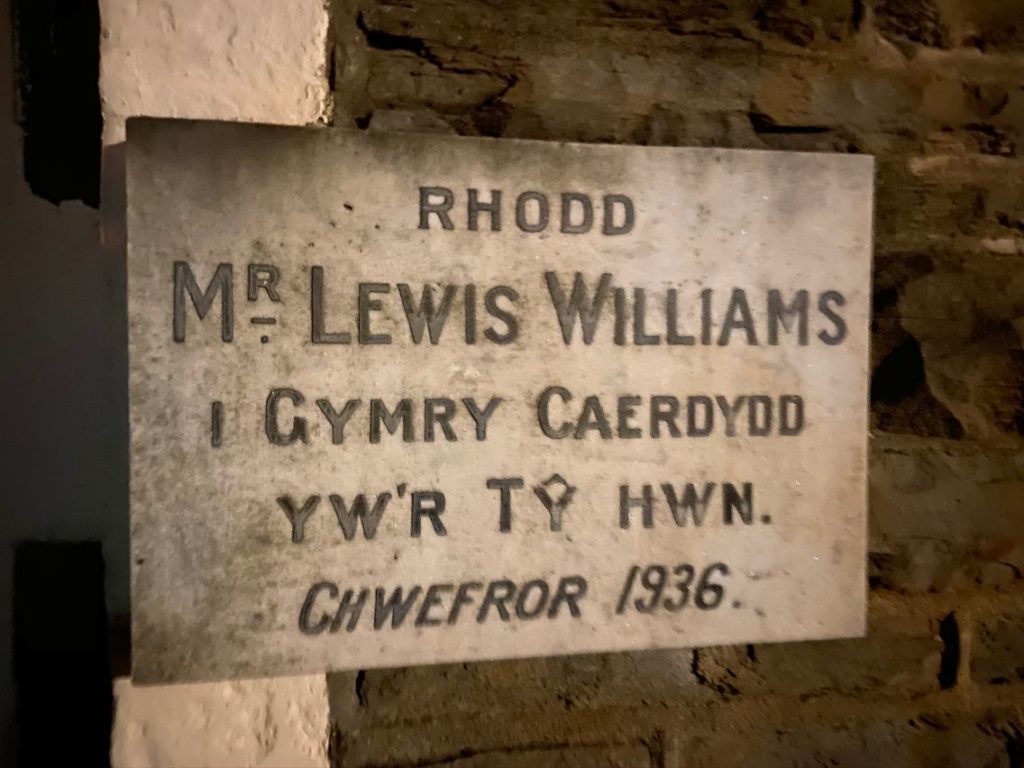 Plaque on entrance to Ty'r Cymry. Translation: This house is gifted by Mr Lews Williams to the Welsh speakers of Cardiff. February 1936