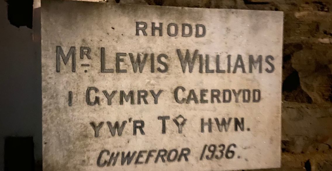 Plaque on entrance to Ty'r Cymry. Translation: This house is gifted by Mr Lews Williams to the Welsh speakers of Cardiff. February 1936