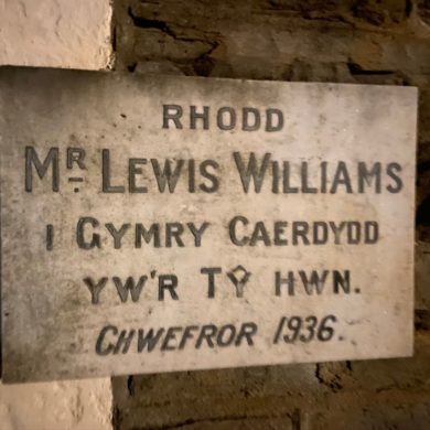 Plaque on entrance to Ty'r Cymry. Translation: This house is gifted by Mr Lews Williams to the Welsh speakers of Cardiff. February 1936