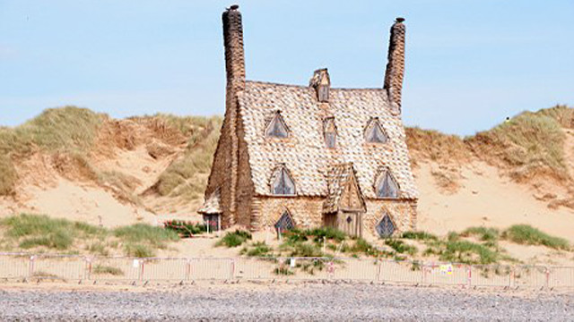 Shell cottage at Freshwater West, Pembrokeshire © www.dailymail.co.uk