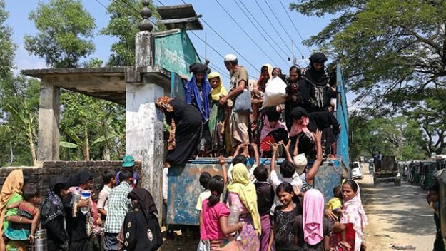 Rohingya arrive at the camp 