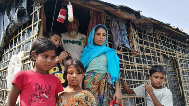 Image of a Rohingya family 