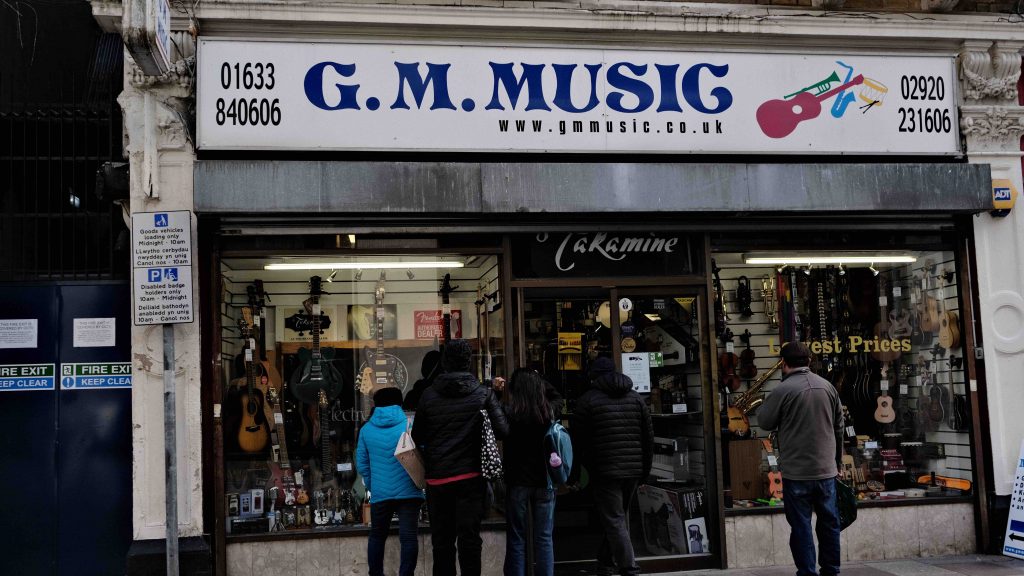 Many potential customers are attracted by the instuements in the showcase of GM Music and walk in.