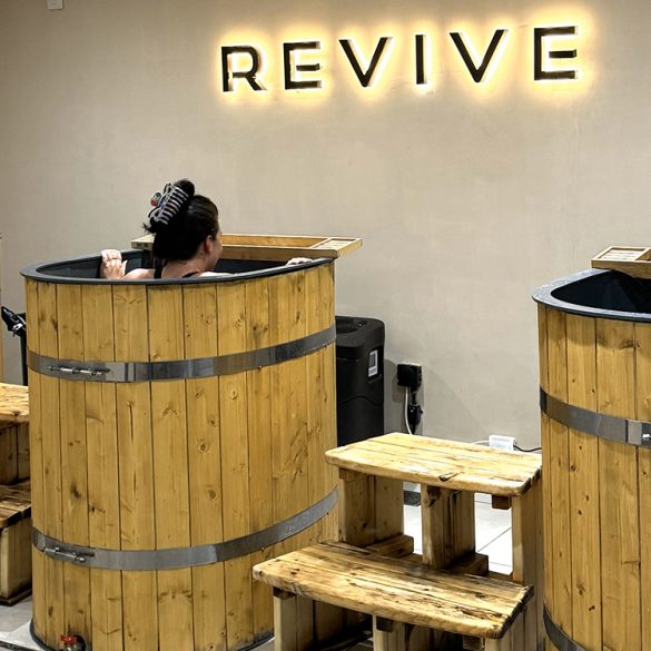 Eve, our writer, sat in an ice bath at Revive Wellness Club practising contrast therapy.