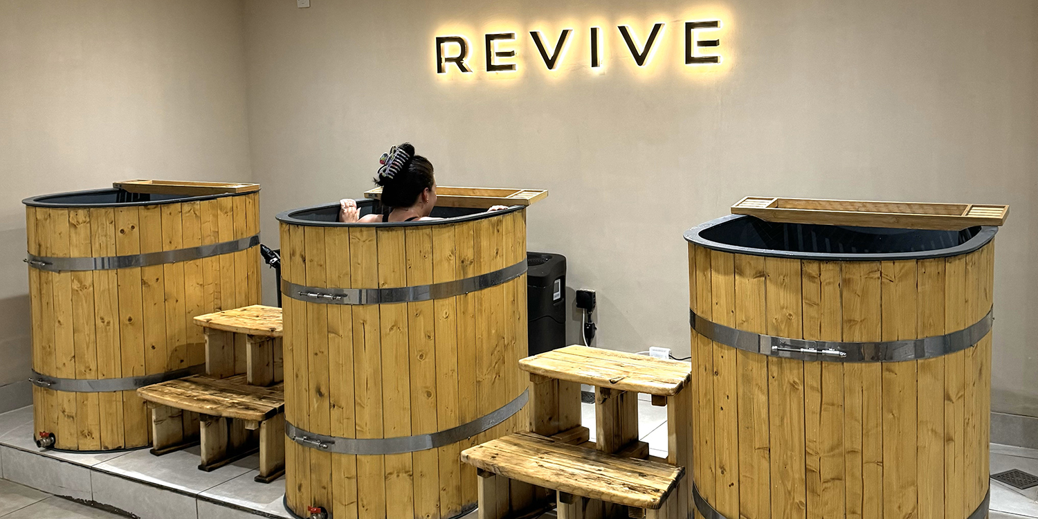 Eve, our writer, sat in an ice bath at Revive Wellness Club practising contrast therapy.