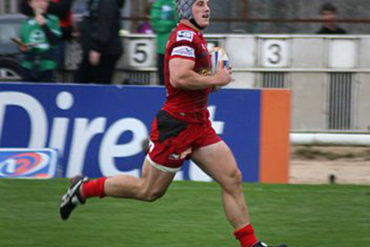 Jonathan Davies at his running best for the Scarlets
