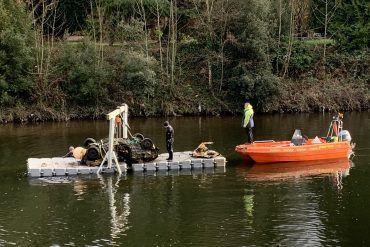 The car lifted onto a pontoon. Image by Gavin Allen.