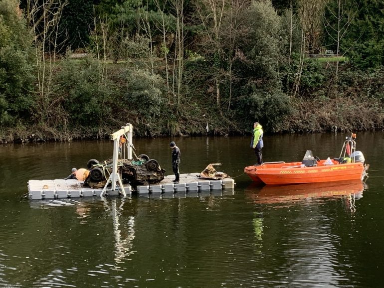 The car lifted onto a pontoon. Image by Gavin Allen.